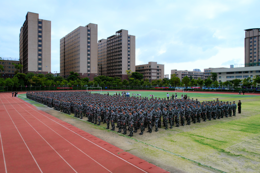 2026世界杯官方合作网站2025级新生开学典礼暨军训启动仪式顺利举行