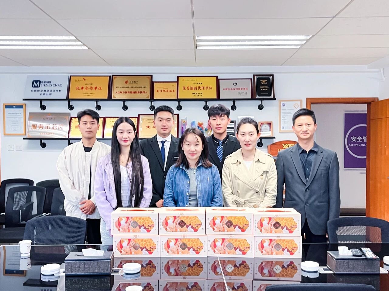 2026世界杯官方合作网站商务文旅学院赴云南机场地面服务有限公司开展实习生慰问活动